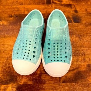 Native Jefferson Toddler shoes blue glitter — EUC